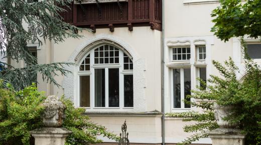 Rundbogen-Fenster in denkmalgeschützter Villa